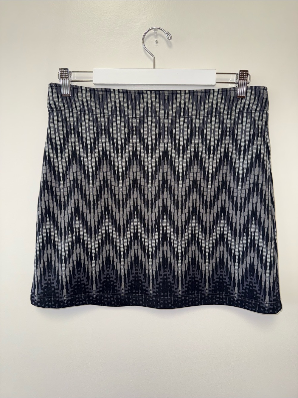 Athleta (Medium) Black & Grey Pattern Midi Skirt